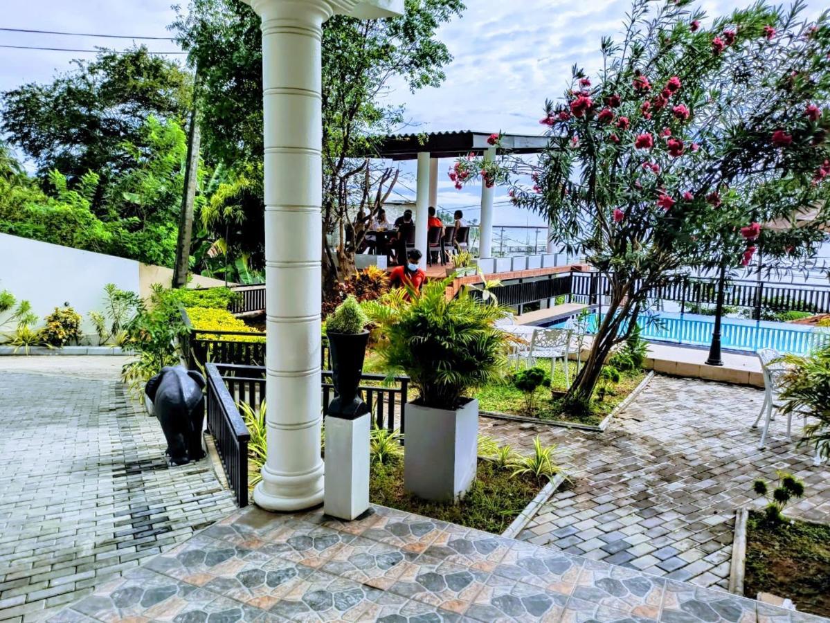 Queens Beach Hotel Tangalle Bagian luar foto