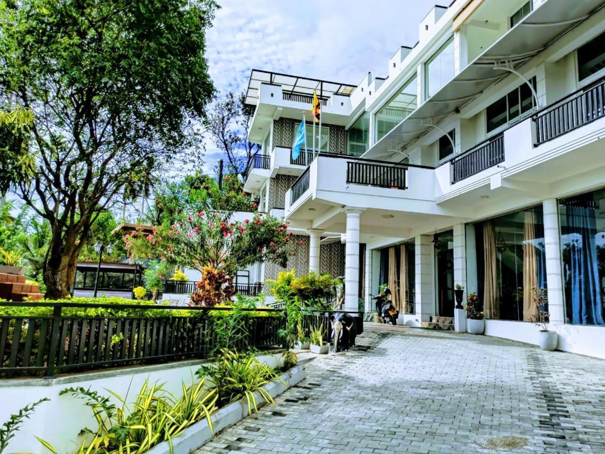 Queens Beach Hotel Tangalle Bagian luar foto