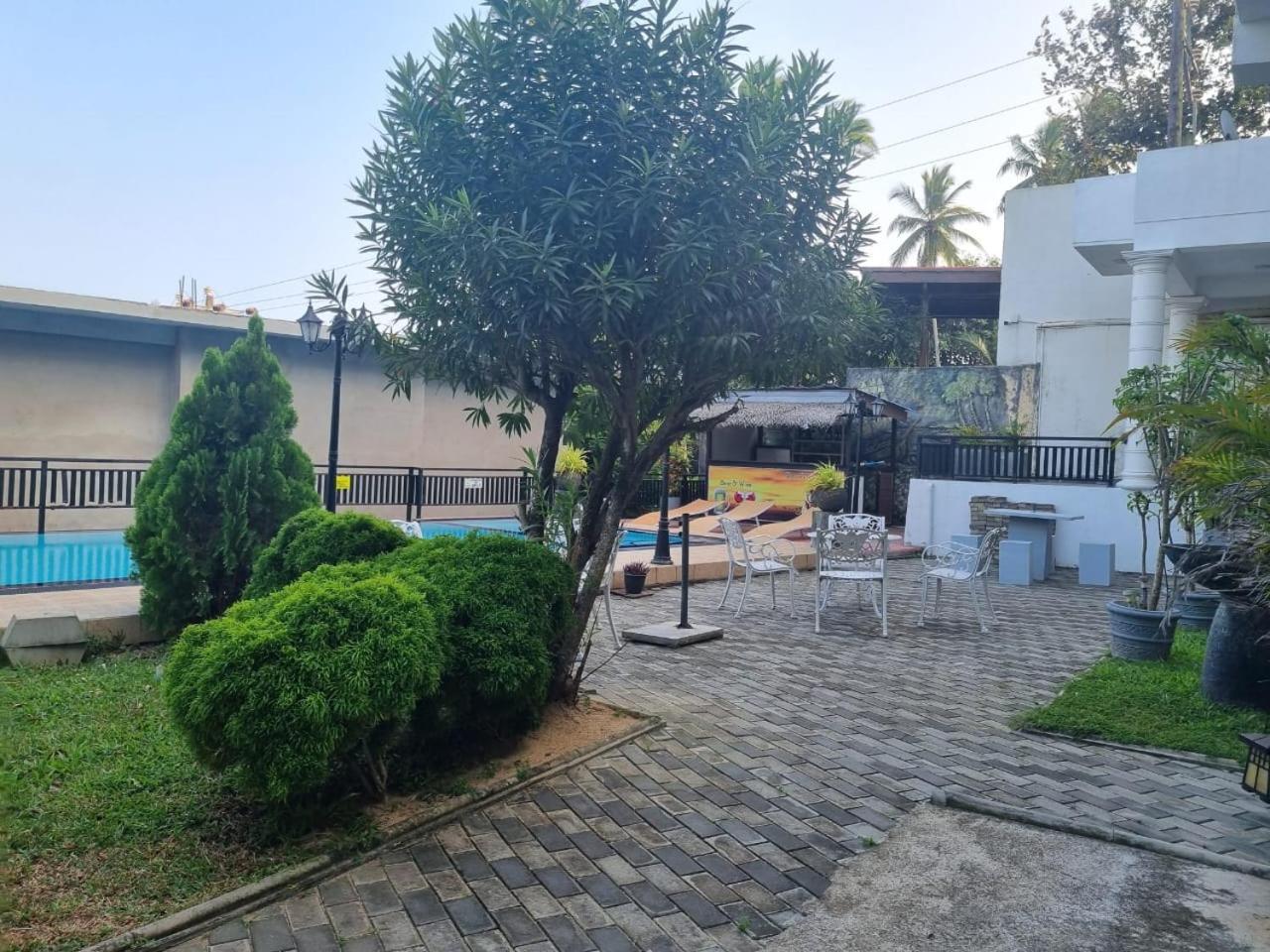Queens Beach Hotel Tangalle Bagian luar foto