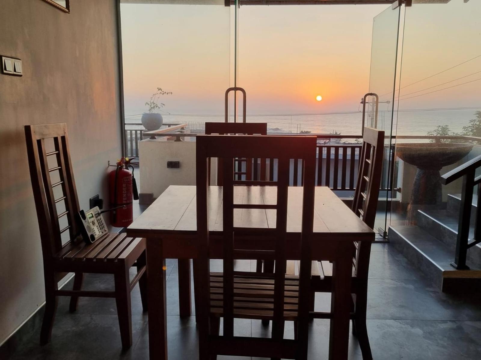 Queens Beach Hotel Tangalle Bagian luar foto