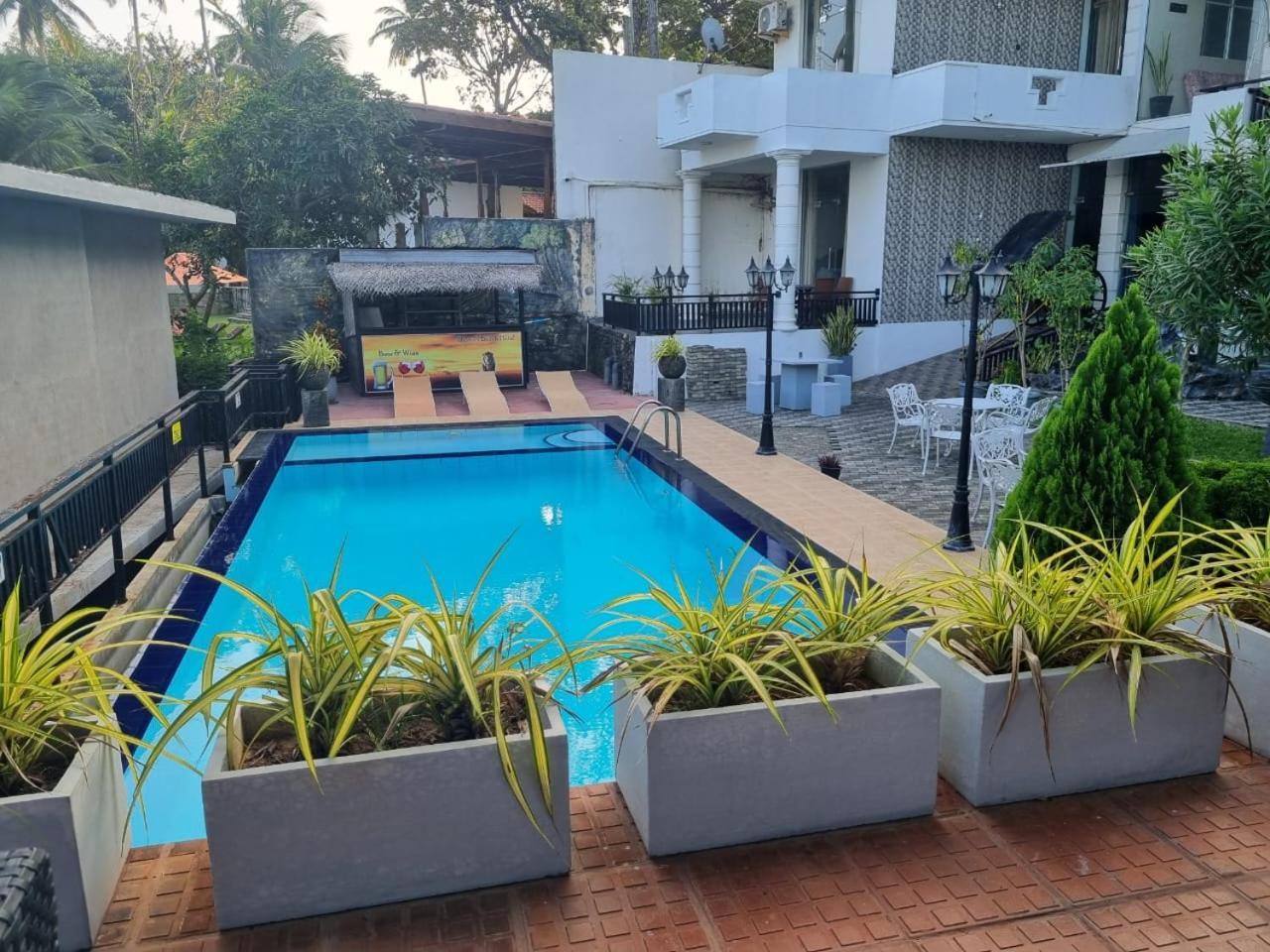 Queens Beach Hotel Tangalle Bagian luar foto