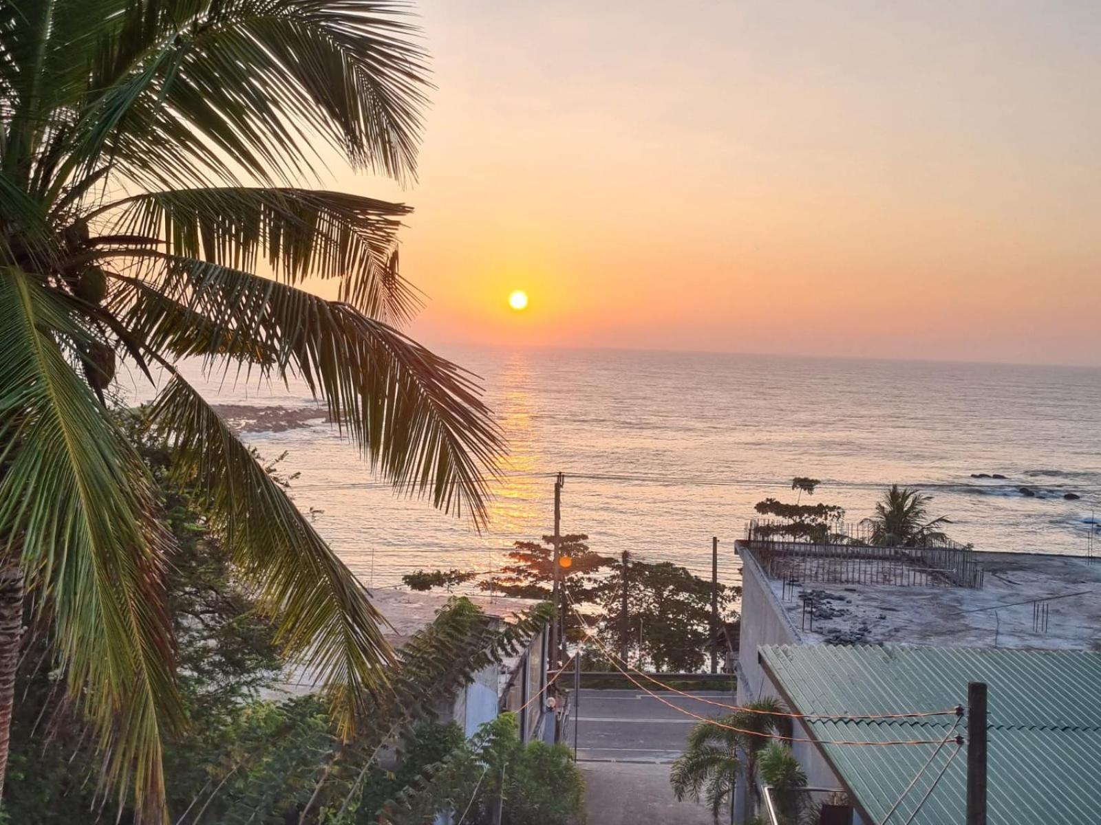 Queens Beach Hotel Tangalle Bagian luar foto