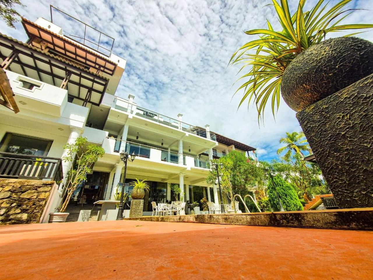 Queens Beach Hotel Tangalle Bagian luar foto