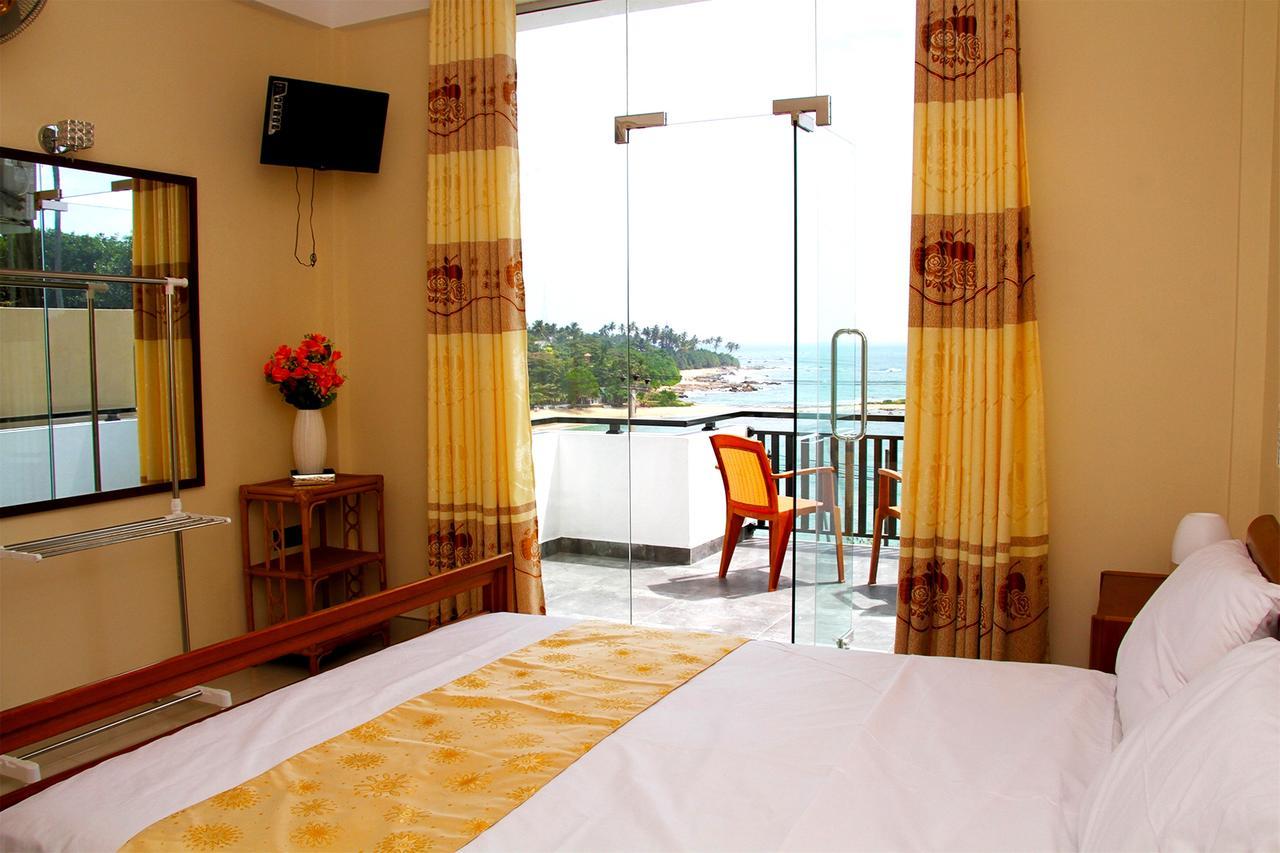 Queens Beach Hotel Tangalle Bagian luar foto