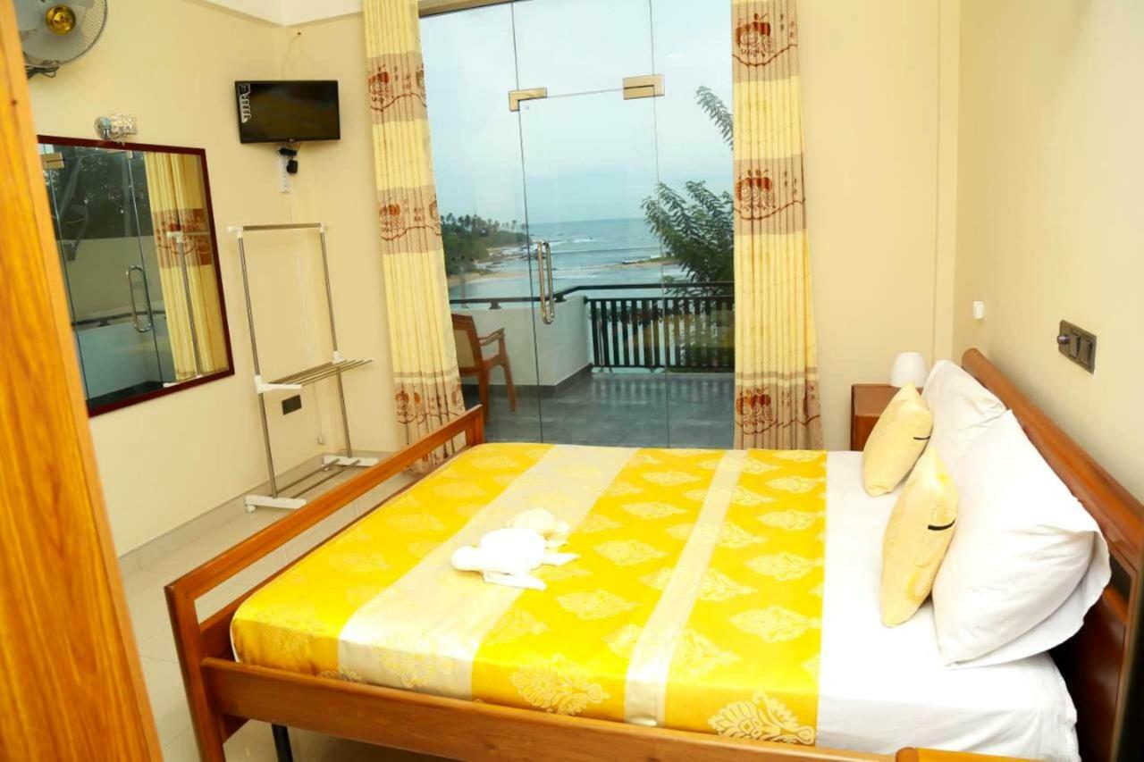 Queens Beach Hotel Tangalle Bagian luar foto