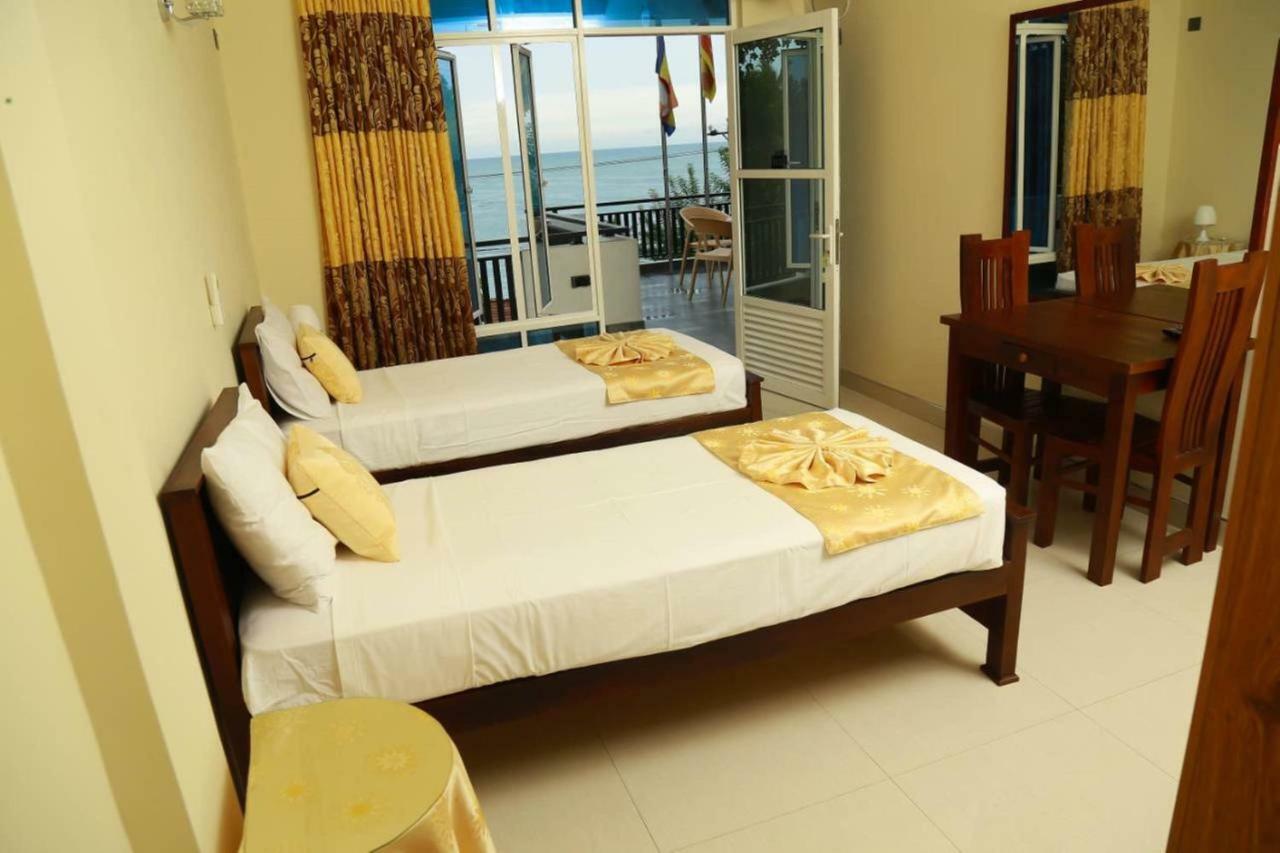 Queens Beach Hotel Tangalle Bagian luar foto