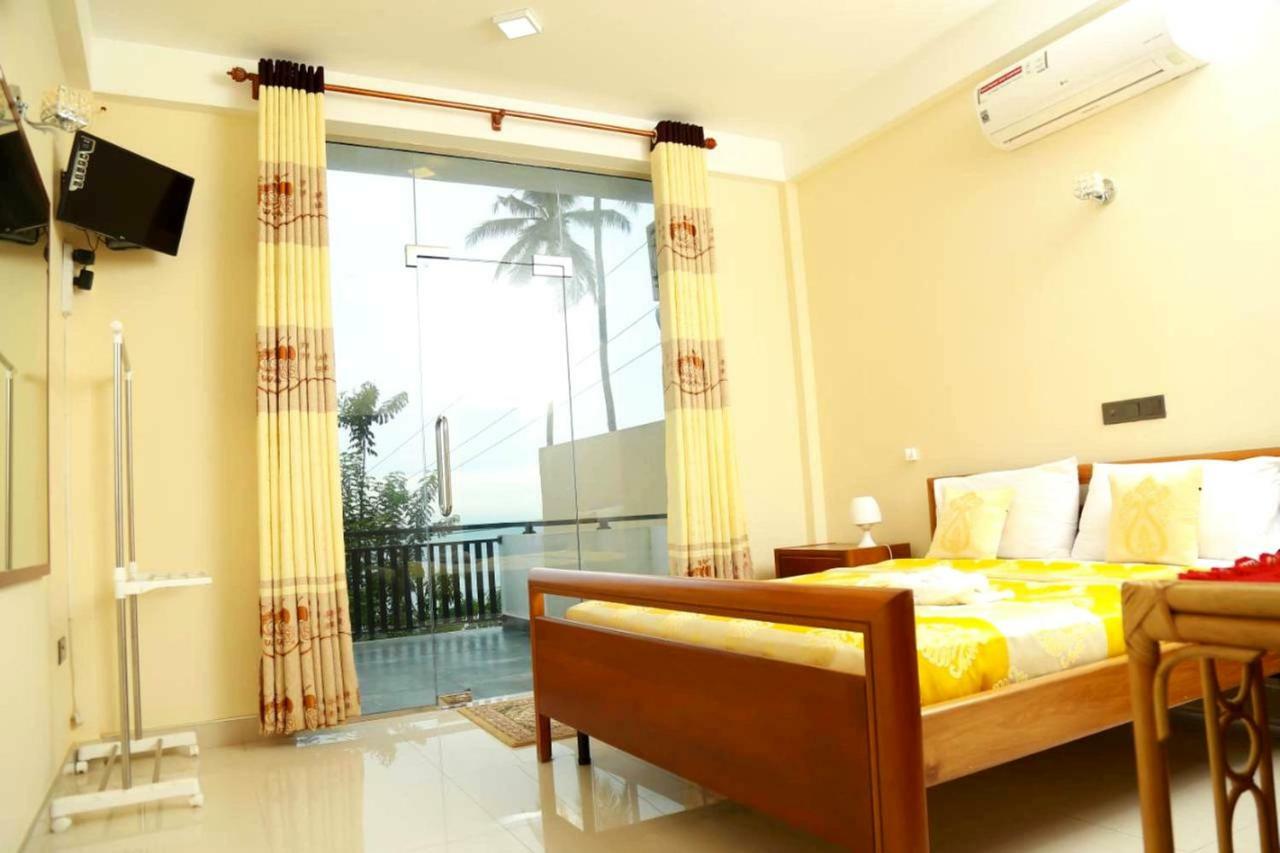 Queens Beach Hotel Tangalle Bagian luar foto