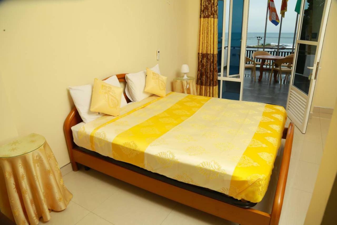 Queens Beach Hotel Tangalle Bagian luar foto