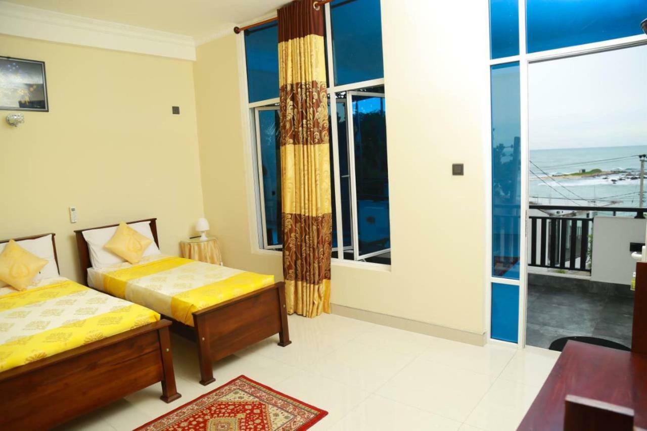 Queens Beach Hotel Tangalle Bagian luar foto