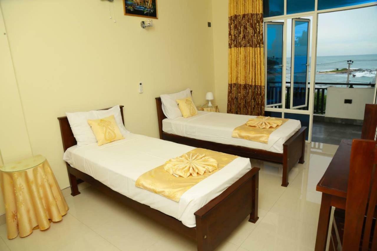 Queens Beach Hotel Tangalle Bagian luar foto